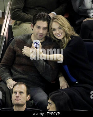 Victoria's Secret model Lindsay Ellingson et fiancé Sean Clayton regarder les pingouins de Pittsburgh jouer les Rangers de New York au Madison Square Garden de New York le 18 décembre 2013. UPI/John Angelillo Banque D'Images