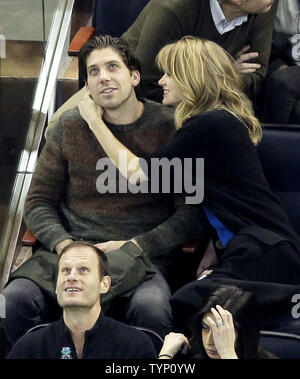 Victoria's Secret model Lindsay Ellingson et fiancé Sean Clayton regarder les pingouins de Pittsburgh jouer les Rangers de New York au Madison Square Garden de New York le 18 décembre 2013. UPI/John Angelillo Banque D'Images