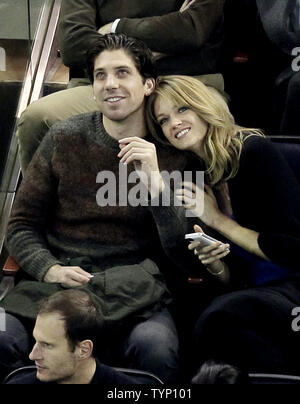 Victoria's Secret model Lindsay Ellingson et fiancé Sean Clayton regarder les pingouins de Pittsburgh jouer les Rangers de New York au Madison Square Garden de New York le 18 décembre 2013. UPI/John Angelillo Banque D'Images