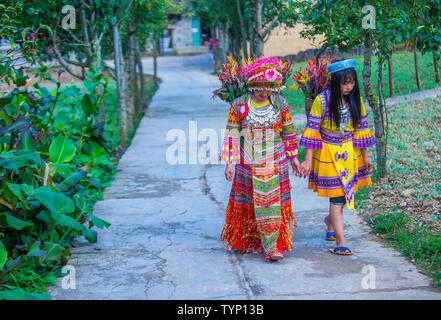 Les jeunes filles de la minorité Hmong dans un village près de Dong Van au Vietnam Banque D'Images