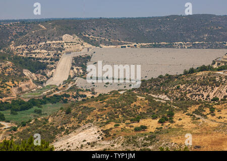 Kouris dam et réservoir d'eau après la pluie prolongée le remplit. Limassol, Chypre 2019 Banque D'Images