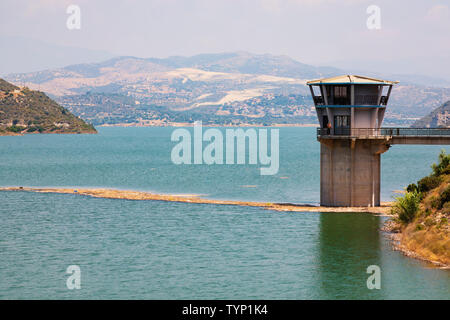 Kouris dam et réservoir d'eau après la pluie prolongée le remplit. Limassol, Chypre 2019 Banque D'Images