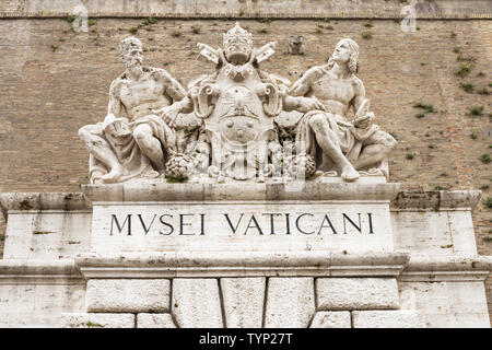 Sculptures au-dessus d'une entrée des Musées du Vatican à Rome, Italie. Banque D'Images