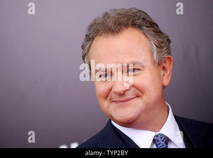 Hugh Bonneville arrive sur le tapis rouge à 'Les Monuments Men' première au Ziegfeld Theatre à New York le 4 février 2014. UPI/Dennis Van Tine Banque D'Images