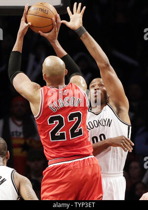 Brooklyn Nets Jason Collins joue la défense sur Taj Gibson dans son premier jeu jamais à la maison comme un joueur de filets au quatrième trimestre au Barclays Center à New York le 3 mars 2014. Les filets défait les Bulls 96-80 UPI/John Angelillo Banque D'Images