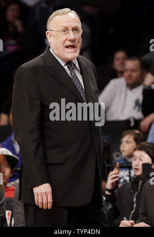 Minnesota Timberwolves Head coach Rick Adelman est sur la cour dans la première moitié contre la protection sociale, au Barclays Center de Brooklyn à New York le 30 mars 2014. Les filets défait les Timberwolves 114-99. UPI/John Angelillo Banque D'Images