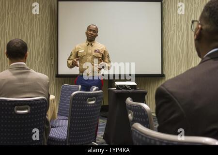 Le Master Sergeant Demetrius D. Bell accueille l'art du conte atelier pendant le Thurgood Marshall College Fund Management Institute à l'hôtel Hilton de Washington à Washington, D.C., le 20 novembre, 2016. L'atelier enseigne TMCF aux participants comment se conduire à travers les entrevues d'emploi avec l'utilisation de la narration. L'hôte d'événements comme les marines d'entraînement, et des discussions pour l'TMCF comme un moyen de donner en retour à la communauté et la forme de jeunes leaders. Des centaines d'étudiants de partout dans le United States se réunissent pour les TMCF pour l'occasion d'apprendre de l'expérience des hommes et des femmes qui est passé de même culture b Banque D'Images