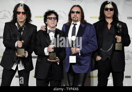 Les membres de Kiss Paul Stanley, Peter Criss, Ace Frehley Gene Simmons et arrivent dans la salle de presse après avoir été intronisé à la 29e assemblée annuelle Rock and Roll Hall of Fame Induction cérémonies au Barclays Center à New York le 10 avril 2014. UPI/John Angelillo Banque D'Images
