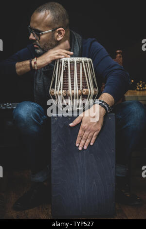 Les mains de l'homme jouant l'instrument à percussion Cajon. C'est un instrument de percussion d'origine péruvienne et gagne rapidement en popularité. Banque D'Images
