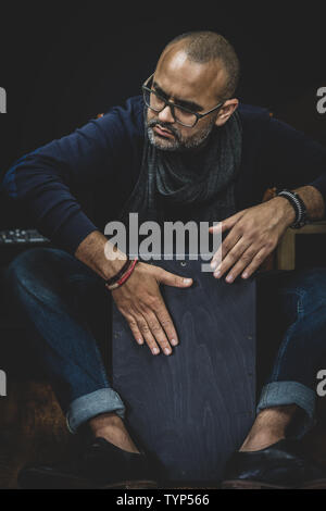Les mains de l'homme jouant l'instrument à percussion Cajon. C'est un instrument de percussion d'origine péruvienne et gagne rapidement en popularité. Banque D'Images