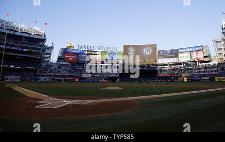 La fin Président sud-africain Nelson Mandela est affiché sur le grand écran dans le champ extérieur sur le même jour, une plaque est dévoilée à Monument Park sur Jackie Robinson Day jeu en 2 d'un en-tête double contre les Cubs de Chicago au Yankee Stadium de New York le 16 avril 2014. UPI/John Angelillo Banque D'Images