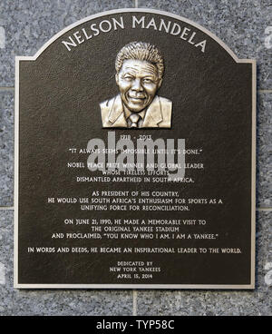 Une plaque à la mémoire de feu le Président sud-africain Nelson Mandela est dévoilé à Monument Park sur Jackie Robinson Day jeu en 2 d'un en-tête double contre les Cubs de Chicago au Yankee Stadium de New York le 16 avril 2014. New York Yankees Tous Droits Réservés/ UPI Banque D'Images