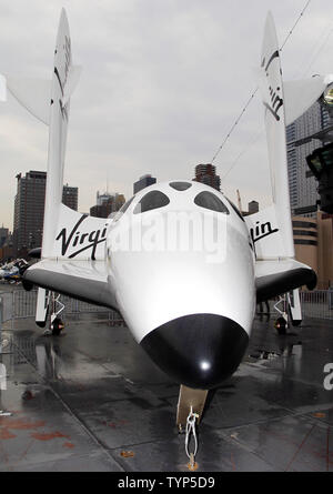 D'une réplique grandeur nature de la Virgin Galactic SpaceshipTwo, VSS Enterprise spaceship est temporairement sur l'affichage à l'Intrepid Sea, Air & Space Museum de New York City le 22 avril 2014. Le nouveau vaisseau spatial a été mis au point pour le parc de véhicules de Virgin Galactic et est construit pour transporter six clients, ou l'équivalent de la charge utile à la recherche scientifique sur les vols suborbitaux. Les véhicules permettra une expérience de siège avec une vue magnifique sur la planète de le ciel noir de l'espace pour les astronautes de tourisme et de microgravité unique une plate-forme pour les chercheurs. UPI/John Angelillo Banque D'Images