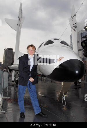 Jim Clash, Virgin Galactic nombre de passagers 610, se tient à côté d'une réplique grandeur nature de la Virgin Galactic SpaceshipTwo, VSS Enterprise spaceship est temporairement sur l'affichage à l'Intrepid Sea, Air & Space Museum de New York City le 22 avril 2014. Le nouveau vaisseau spatial a été mis au point pour le parc de véhicules de Virgin Galactic et est construit pour transporter six clients, ou l'équivalent de la charge utile à la recherche scientifique sur les vols suborbitaux. Les véhicules permettra une expérience de siège avec une vue magnifique sur la planète de le ciel noir de l'espace pour les astronautes de tourisme et de microgravité unique une platfor Banque D'Images