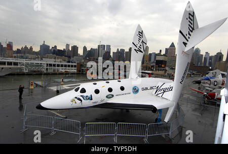 D'une réplique grandeur nature de la Virgin Galactic SpaceshipTwo, VSS Enterprise spaceship est temporairement sur l'affichage à l'Intrepid Sea, Air & Space Museum de New York City le 22 avril 2014. Le nouveau vaisseau spatial a été mis au point pour le parc de véhicules de Virgin Galactic et est construit pour transporter six clients, ou l'équivalent de la charge utile à la recherche scientifique sur les vols suborbitaux. Les véhicules permettra une expérience de siège avec une vue magnifique sur la planète de le ciel noir de l'espace pour les astronautes de tourisme et de microgravité unique une plate-forme pour les chercheurs. UPI/John Angelillo Banque D'Images