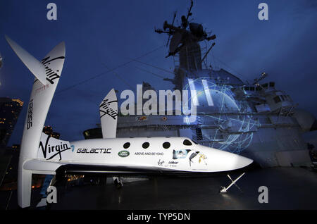 Une photo prise le 14 avril 2014 montre une réplique grandeur nature de la Virgin Galactic SpaceshipTwo, VSS Enterprise spaceship temporairement sur l'affichage à l'Intrepid Sea, Air & Space Museum de New York City le 22 avril 2014. Le nouveau vaisseau spatial a été mis au point pour le parc de véhicules de Virgin Galactic et est construit pour transporter six clients, ou l'équivalent de la charge utile à la recherche scientifique sur les vols suborbitaux. Les véhicules permettra une expérience de siège avec une vue magnifique sur la planète de le ciel noir de l'espace pour les astronautes de tourisme et de microgravité unique une plate-forme pour les chercheurs. UPI/J Banque D'Images