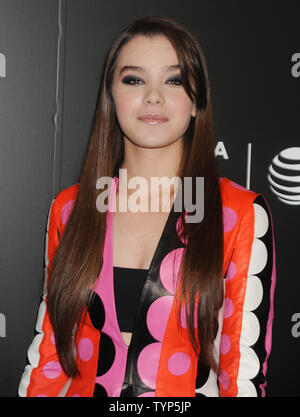 Hailee Steinfeld arrive sur le tapis rouge à la 'Begin Again' Première mondiale à la soirée de clôture 2014 Tribeca Film Festival Tribeca CCMB au CIP à New York le 26 avril 2014. UPI/Dennis Van Tine Banque D'Images