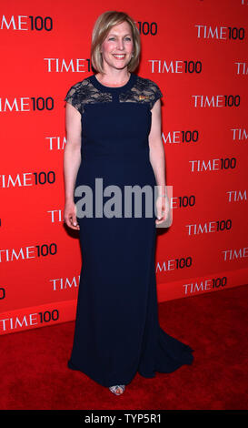 États-unis le sénateur de New York Kristen Gillibrand arrive sur le tapis rouge à la fois 100 Gala au Jazz at Lincoln Center le 29 avril 2014 à New York. UPI/Monika Graff Banque D'Images