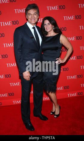 Le Dr Mehmet Oz et son épouse Lisa arrivent sur le tapis rouge à la fois 100 Gala au Jazz at Lincoln Center le 29 avril 2014 à New York. UPI/Monika Graff Banque D'Images