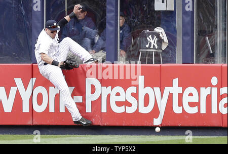 New York Yankees Jacoby Ellsbury échoue à attraper une balle profonde par Rays de Tampa Bay Wil Myers et il en résulte un à l'intérieur du parc accueil dans la 3e manche au Yankee Stadium de New York le 4 mai 2014. UPI/John Angelillo Banque D'Images