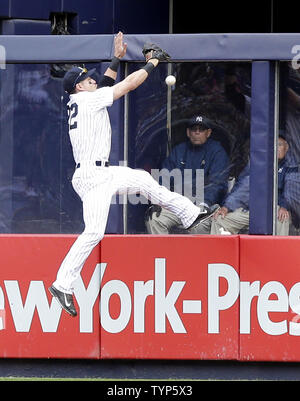 New York Yankees Jacoby Ellsbury échoue à attraper une balle profonde par Rays de Tampa Bay Wil Myers et il en résulte un à l'intérieur du parc accueil dans la 3e manche au Yankee Stadium de New York le 4 mai 2014. UPI/John Angelillo Banque D'Images