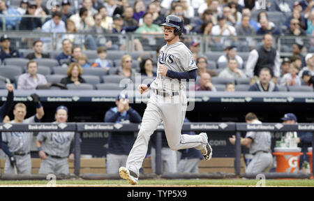 Rays de Tampa Bay Wil Myers s'exécute après avoir heurté un accueil à l'intérieur du parc home run dans la 3e manche contre les Yankees de New York au Yankee Stadium de New York le 4 mai 2014. UPI/John Angelillo Banque D'Images