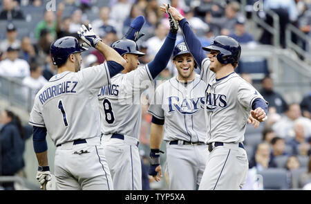 Rays de Tampa Bay Sean Rodriguez, Desmond Jennings et Evan Longoria célébrer avec Wil Myers après Meyer dans 3 s'exécute à l'intérieur du parc avec un home run dans la 3e manche contre les Yankees de New York au Yankee Stadium de New York le 4 mai 2014. UPI/John Angelillo Banque D'Images