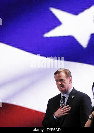 Le commissaire de la NFL Roger Goodell est sur la scène de l'hymne national avant la NFL de 2014 au Radio City Music Hall de New York le 8 mai 2014. UPI /John Angelillo Banque D'Images