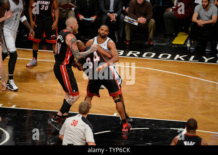 Brooklyn Nets avant Alan Anderson (6) entre dans une bagarre avec Miami Heat guard Ray Allen (34) après avoir heurté au quatrième trimestre dans le jeu 3 de la demi-finale de conférence de l'Est au Barclays Center à New York le 10 mai 2014. Les filets défait la chaleur 104-90 pour une série 2-1 Miami Heat du plomb. UPI/Riche Kane Banque D'Images