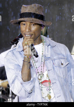 Pharrell Williams effectue sur le NBC Today Show du Rockefeller Center à New York le 5 juin 2014. Pharrell Williams, également connu simplement comme Pharrell, est un chanteur, rappeur, producteur, musicien et designer de mode. UPI/John Angelillo Banque D'Images