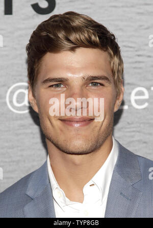 Chris Zylka arrive sur le tapis rouge à la première de HBO's 'The Leftovers' à NYU Skirball Center de New York le 23 juin 2014. UPI/John Angelillo Banque D'Images