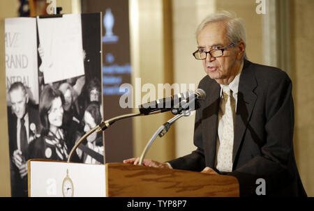 Président de la Société de développement de la 42e Rue Fred Papert parle avant l'aide à la coupe du ruban de consacrer le nouveau foyer de Jacqueline Kennedy Onassis à un MTA Metro-North Inauguration du vestibule principal récemment rénové à Grand Central Terminal dédié à Jacqueline Kennedy Onassis à New York le 30 juin 2014. L'entrée est d'être nommé le Jacqueline Kennedy Onassis Hall et une grande plaque dispose d'un relief de bronze Onassis décrivant son rôle dans la sauvegarde de l'aérogare. Ses efforts ont abouti à la Cour suprême des États-Unis a confirmé la loi historique en 1978 et savin Banque D'Images