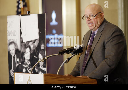 Metropolitan Transportation Authority chef Thomas F. Prendergast parle avant l'aide à la coupe du ruban de consacrer le nouveau foyer de Jacqueline Kennedy Onassis à un MTA Metro-North Inauguration du vestibule principal récemment rénové à Grand Central Terminal dédié à Jacqueline Kennedy Onassis à New York le 30 juin 2014. L'entrée est d'être nommé le Jacqueline Kennedy Onassis Hall et une grande plaque dispose d'un relief de bronze Onassis décrivant son rôle dans la sauvegarde de l'aérogare. Ses efforts ont abouti à la Cour suprême des États-Unis a confirmé la ville en 1978 et de la Loi Banque D'Images