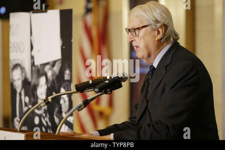 L'ambassadeur américain auprès de l'Organisation des Nations Unies William J. Vanden Heuvel parle avant que l'aide à la coupe du ruban de consacrer le nouveau foyer de Jacqueline Kennedy Onassis à un MTA Metro-North Inauguration du vestibule principal récemment rénové à Grand Central Terminal dédié à Jacqueline Kennedy Onassis à New York le 30 juin 2014. L'entrée est d'être nommé le Jacqueline Kennedy Onassis Hall et une grande plaque dispose d'un relief de bronze Onassis décrivant son rôle dans la sauvegarde de l'aérogare. Ses efforts ont abouti à la Cour suprême des États-Unis a confirmé la ville en 1978 et de la Loi Banque D'Images