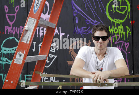 Artiste Gregory prend une pause à Marguerite de peindre une murale sur le site de l'affiche à venir café nommé COFFEED à New York le 16 juillet 2014. Grâce à un partenariat unique avec la charité l'enfant trouvé New York les deux ans détaillant de café COFFEED sera l'ouverture de son premier magasin sur Manhattan Sixth Avenue. UPI/John Angelillo Banque D'Images