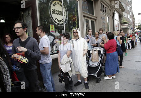 Fans attendre en ligne pour prendre des photos avec des sensations internet féline Chat grincheux et Oskar le chat aveugle quand ils font une apparition spéciale de La Bleecker Street Records à New York le 16 juillet 2014. Le duo, avec leur nouvel album 'cat' d'été le 16 juillet. Grumpy chat va revenir le mois prochain pour des activités de promotion à l'appui de son livre, la mauvaise humeur à la vie Guide : Observations de Grumpy cat. UPI/John Angelillo Banque D'Images