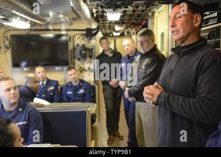 Rempl. Frank LoBiondo parle à l'équipage de la Garde côtière, qui vient d'être commandé cutter Rollin Fritch, à Cape May, New Jersey le 21 novembre 2016. Les garde-côte de l'Atlantique est Rollin Fritch, 154 pieds de la faucheuse de réponse rapide, qui sera au service d'une mission multi-rôle le long de la côte du New Jersey à la Caroline du Nord et au-delà. Banque D'Images