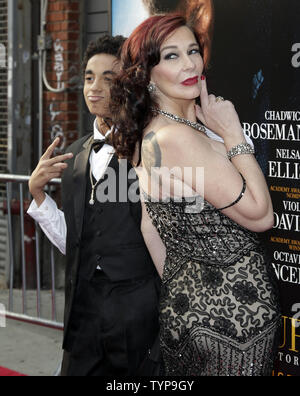 James Brown II et Tomi Rae Brown arrivent sur le tapis rouge lors de la première mondiale de 'Get Up' sur à l'Apollo Theatre de New York le 21 juillet 2014. Le film est une chronique de James Brown's rise de l'extrême pauvreté pour devenir l'un des musiciens les plus influents de l'histoire. UPI/John Angelillo Banque D'Images