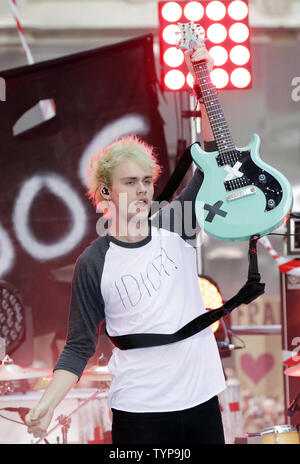 Michael Clifford et 5 secondes de l'été faire sur le NBC Today Show du Rockefeller Center à New York le 22 juillet 2014. 5 secondes de l'été est un punk et pop rock formé à Sydney en 2011. UPI/John Angelillo Banque D'Images