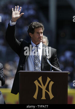 Ancien joueur des Yankees de New York Paul O'Neill vagues pour les fans après avoir parlé à l'occasion d'une cérémonie introduit O'Neill en Monument Park avec une nouvelle plaque avant le match contre les Indians de Cleveland au Yankee Stadium de New York le 9 août 2014. Monument Park est un musée en plein air situé au new Yankee Stadium contenant une collection de monuments, plaques, et a pris sa retraite en l'honneur des numéros de membres éminents de la Nouvelle York yankee. UPI/John Angelillo Banque D'Images