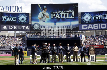 Ancien joueur des Yankees de New York Paul O'Neill marche le long de la ligne de message d'anciens coéquipiers après une cérémonie introduit O'Neill en Monument Park avec une nouvelle plaque avant le match contre les Indians de Cleveland au Yankee Stadium de New York le 9 août 2014. Monument Park est un musée en plein air situé au new Yankee Stadium contenant une collection de monuments, plaques, et a pris sa retraite en l'honneur des numéros de membres éminents de la Nouvelle York yankee. UPI/John Angelillo Banque D'Images