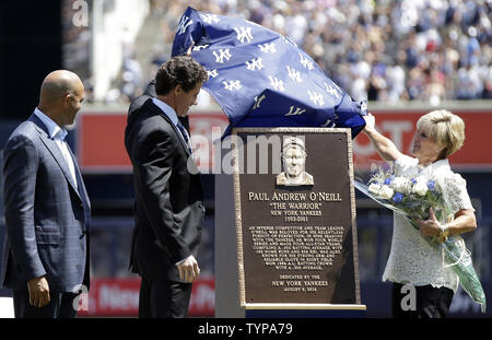 Les joueurs des Yankees de New York à la retraite Mariano Rivera montres Paul O'Neill et sa femme Nevalee dévoilent une plaque lors d'une cérémonie introduit O'Neill en Monument Park avant le match contre les Indians de Cleveland au Yankee Stadium de New York le 9 août 2014. Monument Park est un musée en plein air situé au new Yankee Stadium contenant une collection de monuments, plaques, et a pris sa retraite en l'honneur des numéros de membres éminents de la Nouvelle York yankee. UPI/John Angelillo Banque D'Images