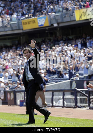 Ancien joueur des Yankees de New York Paul O'Neill vagues aux fans avant de parler lors d'une cérémonie introduit O'Neill en Monument Park avec une nouvelle plaque avant le match contre les Indians de Cleveland au Yankee Stadium de New York le 9 août 2014. Monument Park est un musée en plein air situé au new Yankee Stadium contenant une collection de monuments, plaques, et a pris sa retraite en l'honneur des numéros de membres éminents de la Nouvelle York yankee. UPI/John Angelillo Banque D'Images