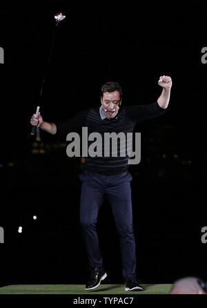 Jimmy Fallon réagit après une oscillation de golf lors du lancement de la nouvelle franchise fer vapeur Nike à Liberty National Golf Club à Jersey City, NJ, le 18 août 2014. Le fer à repasser vapeur Franchise se compose de 3 ensembles de golf club et d'une planche à repasser ; la Vapeur, Vapeur Pro Pro Combo et vapeur vitesse. UPI/John Angelillo Banque D'Images