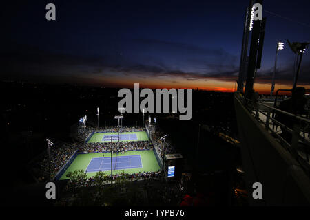 Regarder des fans de tennis sur les courts extérieurs de la vue en haut d'Arthur Ashe Stadium au coucher du soleil à l'US Open Tennis Championships à l'USTA Billie Jean King National Tennis Center à New York le 29 août 2014. UPI/John Angelillo Banque D'Images