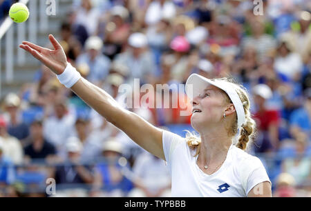 Ekaterina Makarova sert de la Russie dans son 4ème Match contre Eugenie Bouchard du Canada à l'US Open Tennis Championships à l'USTA Billie Jean King National Tennis Center à New York le 1 septembre 2014. Défait Makarova Bouchard 7-6, 6-4. UPI/John Angelillo Banque D'Images