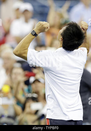 Kei Nishikori du Japon célèbre après match point dans son quart de finale match contre Stan Wawrinka de Suisse à Arthur Ashe Stadium à l'US Open Tennis Championships à l'USTA Billie Jean King National Tennis Center à New York le 3 septembre 2014. Nishikori a battu Wawrinka en 5 sets 3-6, 7-5, 7-6, 6-7, 6-4 en devenant le premier joueur japonais à mens à l'avance à la demi-finale en Championnat US depuis 1918. UPI/John Angelillo Banque D'Images