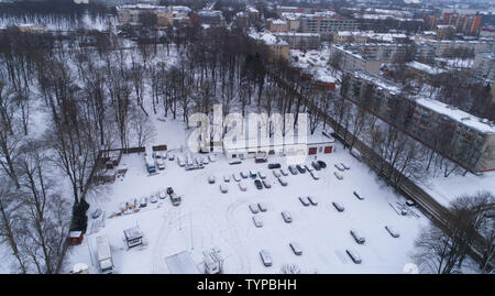 En hiver, la ville de Riga a blanche neige et parking, maisons et arbres Banque D'Images