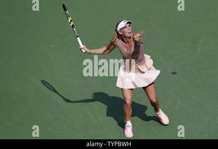 Caroline Wozniacki de Danemark hits un passage du premier jeu de son match contre Shuai Peng de la Chine dans la demi-finale à l'US Open Tennis Championships à l'USTA Billie Jean King National Tennis Center à New York le 5 septembre 2014. UPI/John Angelillo Banque D'Images