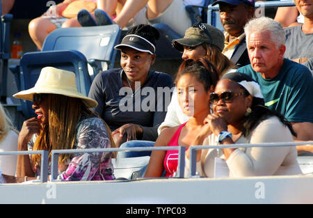 Venus Williams, deuxième à gauche, regarde sa sœur Serena prendre sur Ekaterina Makarova de Russie au cours de la demi-finale à l'USTA Billie Jean King National Tennis Center à New York le 5 septembre 2014. Williams a gagné 6-1, 6-3. UPI/Monika Graff Banque D'Images
